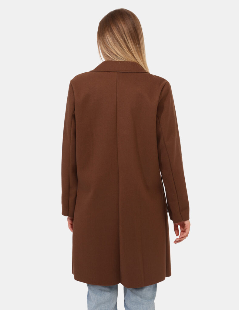 Cappotto Rue De Clerie Marrone - Cappotto classico in total marrone scuro con tasche a toppa. La vestibilità è morbida e pra
