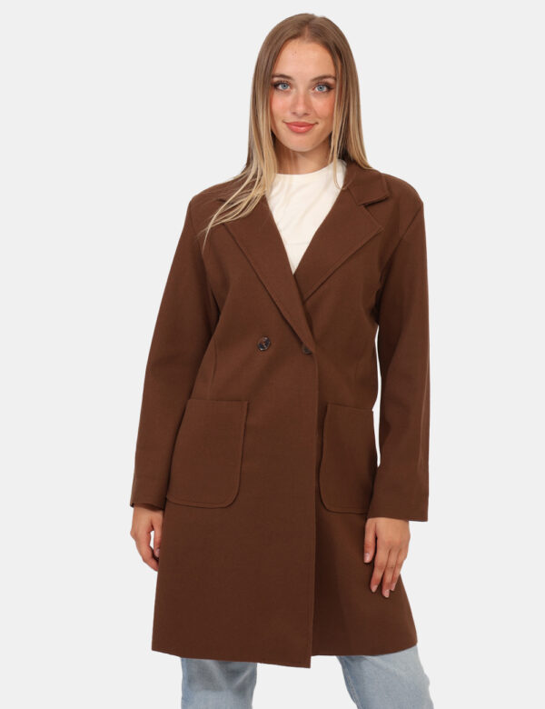 Cappotto Rue De Clerie Marrone - Cappotto classico in total marrone scuro con tasche a toppa. La vestibilità è morbida e pra