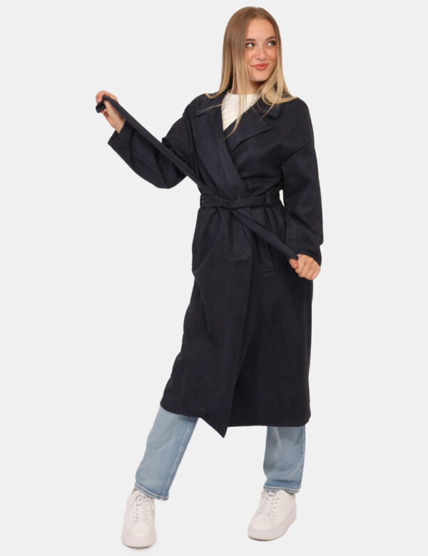 Cappotto Rue De Clerie Blu - Cappotto lungo leggero, in simil scamosciato ed in total blu. Presenti tasche a taglio trasvers