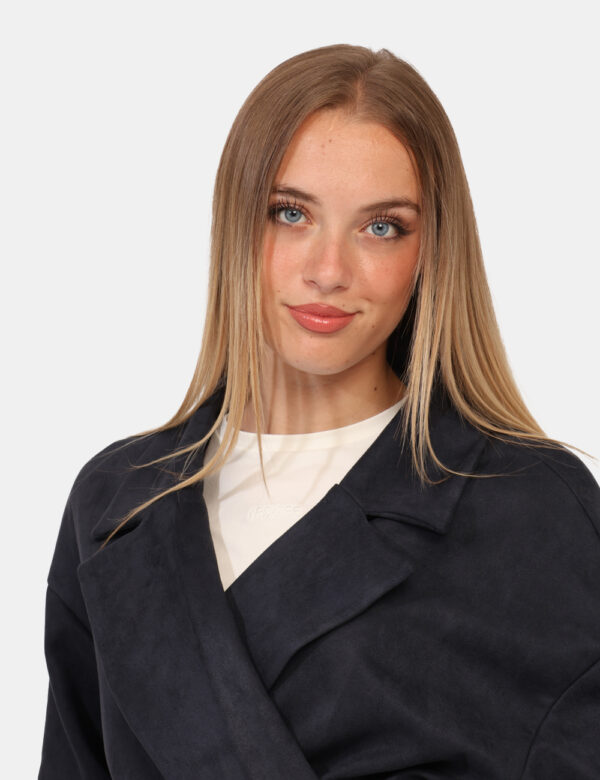 Cappotto Rue De Clerie Blu - Cappotto lungo leggero, in simil scamosciato ed in total blu. Presenti tasche a taglio trasvers