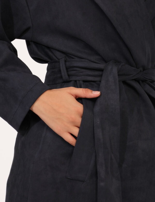 Cappotto Rue De Clerie Blu - Cappotto lungo leggero, in simil scamosciato ed in total blu. Presenti tasche a taglio trasvers