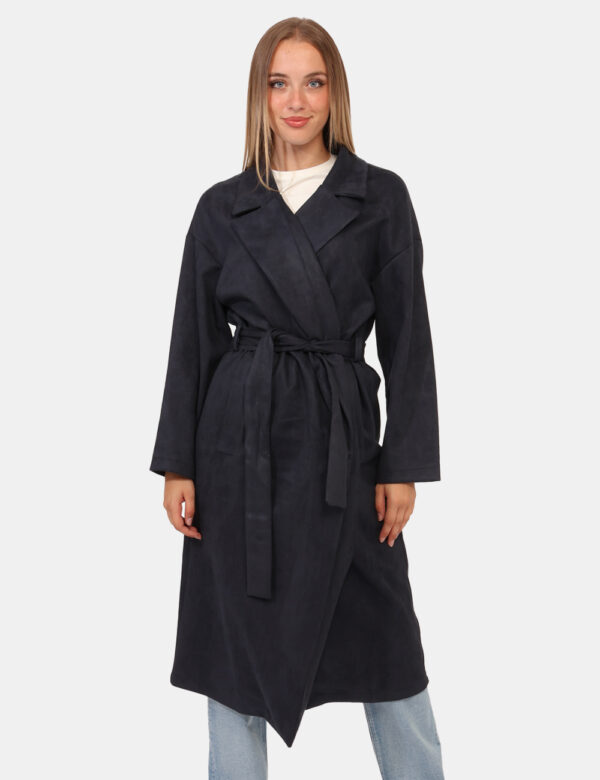 Cappotto Rue De Clerie Blu - Cappotto lungo leggero, in simil scamosciato ed in total blu. Presenti tasche a taglio trasvers