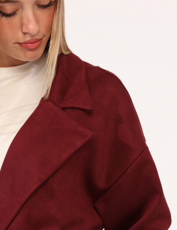 Cappotto Rue De Clerie Bordeaux - Cappotto lungo leggero, in simil scamosciato ed in total bordeaux. Presenti tasche a tagli