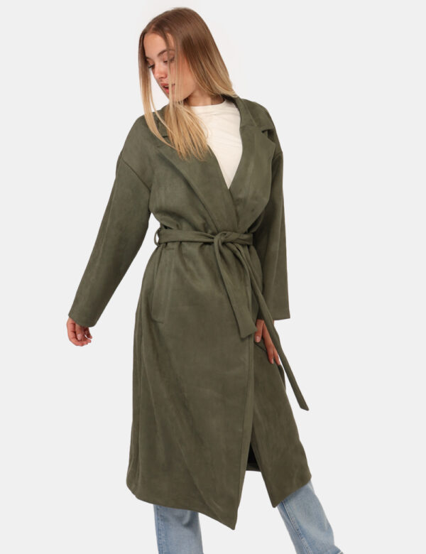 Cappotto Rue De Clerie Verde - Cappotto lungo leggero, in simil scamosciato ed in total verde militare. Presenti tasche a ta