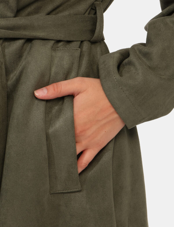 Cappotto Rue De Clerie Verde - Cappotto lungo leggero, in simil scamosciato ed in total verde militare. Presenti tasche a ta