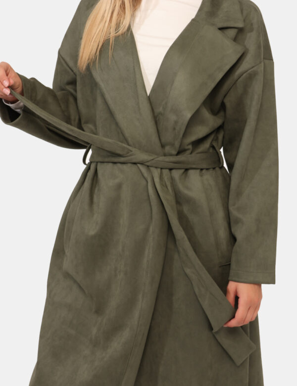 Cappotto Rue De Clerie Verde - Cappotto lungo leggero, in simil scamosciato ed in total verde militare. Presenti tasche a ta