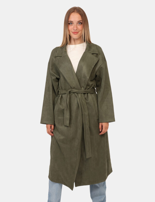 Cappotto Rue De Clerie Verde - Cappotto lungo leggero, in simil scamosciato ed in total verde militare. Presenti tasche a ta