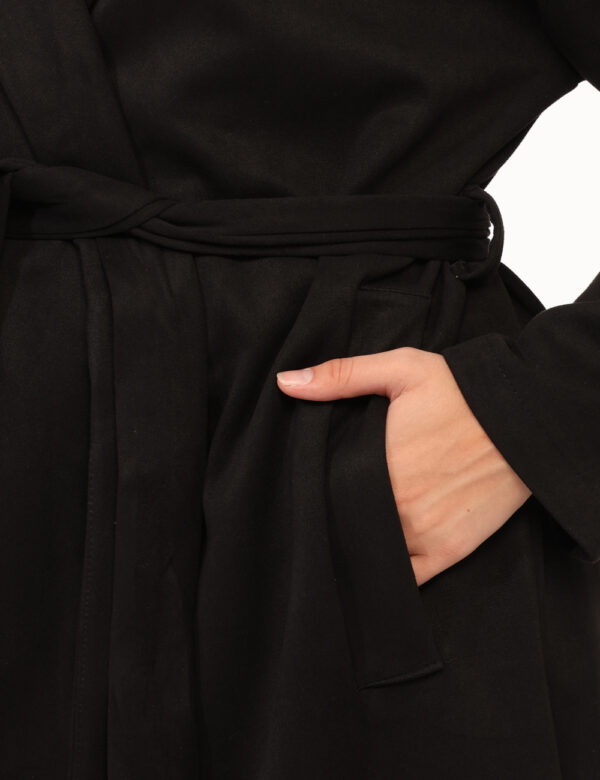 Cappotto Rue De Clerie Nero - Cappotto lungo leggero, in simil scamosciato ed in total nero. Presenti tasche a taglio trasve