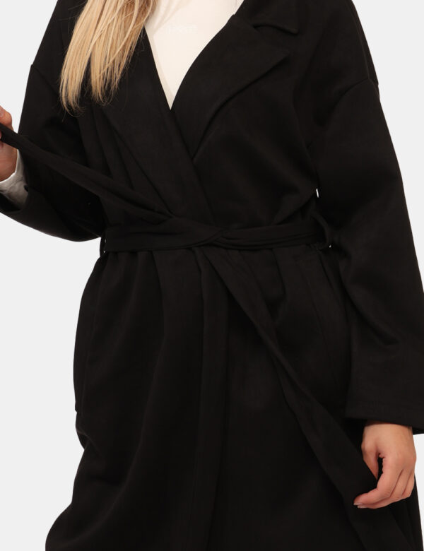 Cappotto Rue De Clerie Nero - Cappotto lungo leggero, in simil scamosciato ed in total nero. Presenti tasche a taglio trasve