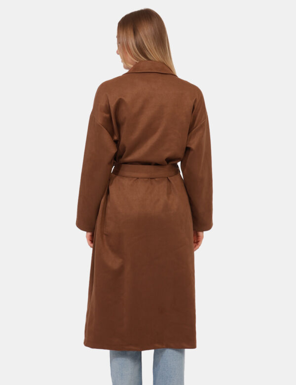 Cappotto Rue De Clerie Marrone - Cappotto lungo leggero, in simil scamosciato ed in total marrone. Presenti tasche a taglio