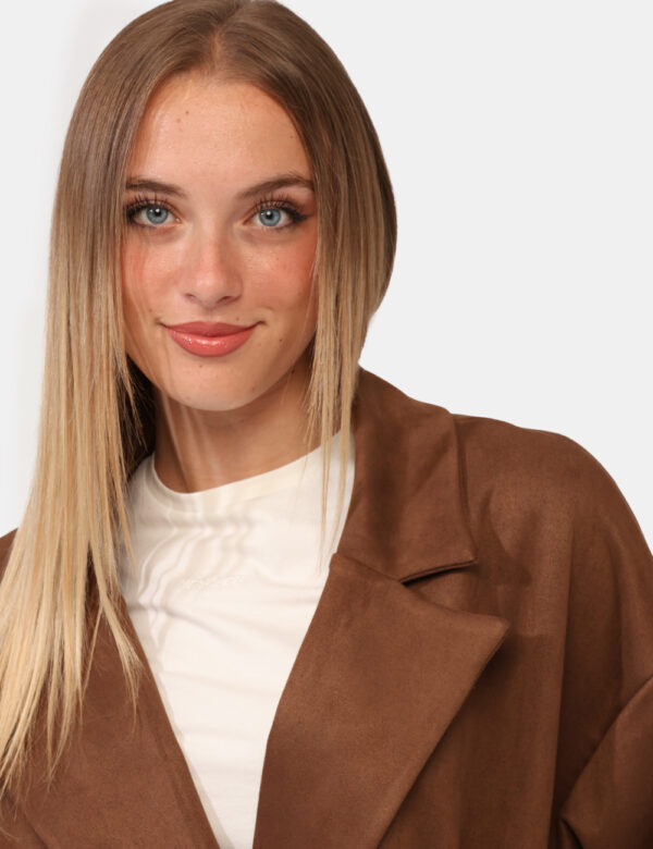 Cappotto Rue De Clerie Marrone - Cappotto lungo leggero, in simil scamosciato ed in total marrone. Presenti tasche a taglio