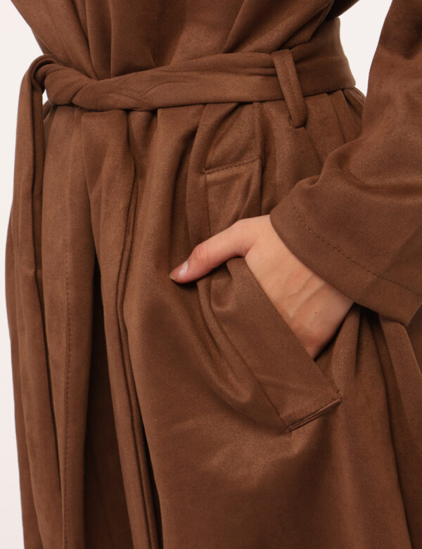 Cappotto Rue De Clerie Marrone - Cappotto lungo leggero, in simil scamosciato ed in total marrone. Presenti tasche a taglio