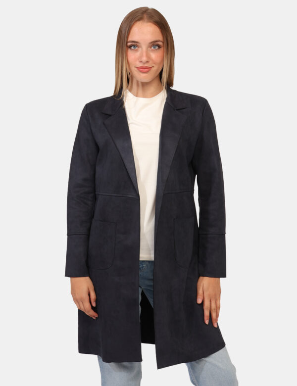 Cappotto Rue De Clerie Blu - Cappottino leggero, simil scamosciato in total blu con colletto e doppia tasca a toppa. La vest