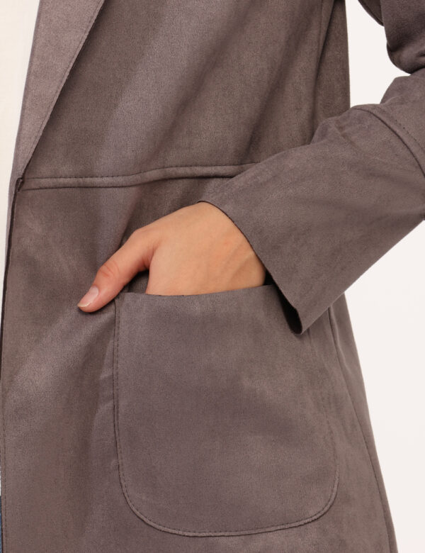 Cappotto Rue De Clerie Grigio - Cappottino leggero, simil scamosciato in total grigio con colletto e doppia tasca a toppa. L