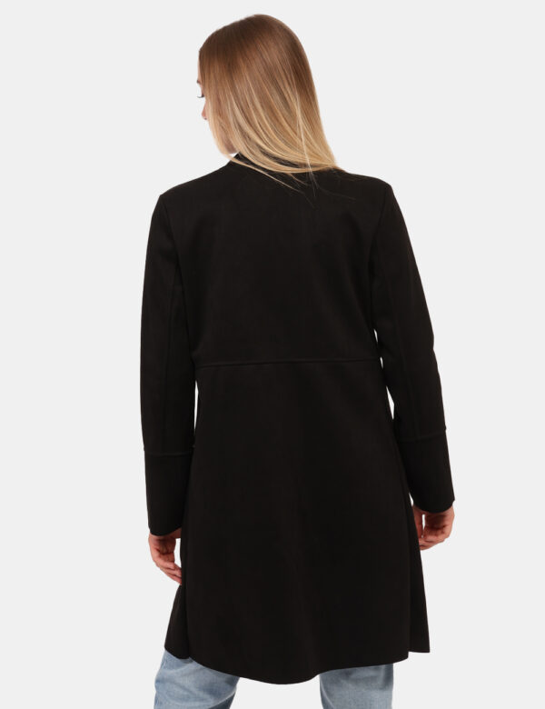 Cappotto Rue De Clerie Nero - Cappottino leggero, simil scamosciato in total nero con colletto e doppia tasca a toppa. La ve