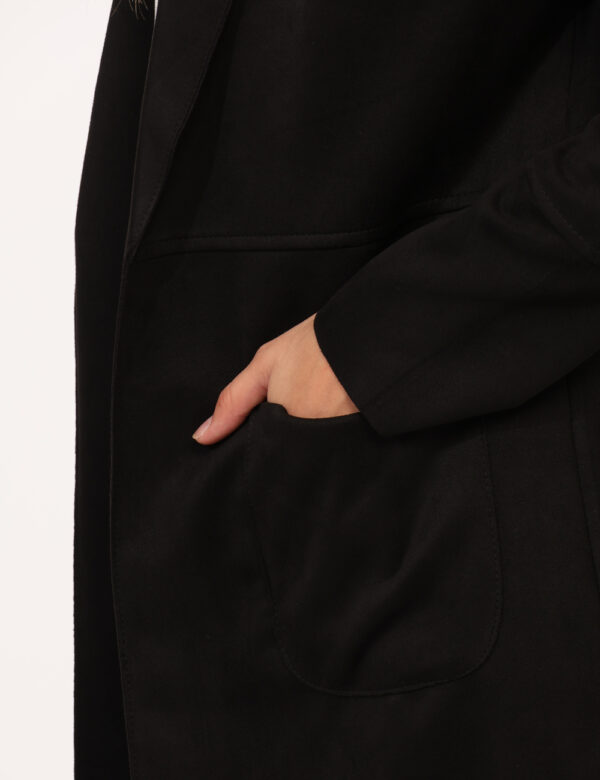 Cappotto Rue De Clerie Nero - Cappottino leggero, simil scamosciato in total nero con colletto e doppia tasca a toppa. La ve