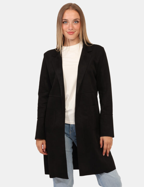 Cappotto Rue De Clerie Nero - Cappottino leggero, simil scamosciato in total nero con colletto e doppia tasca a toppa. La ve