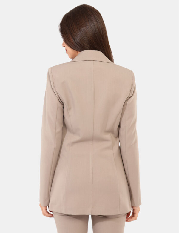 Blazer Materica Grigio - Blazer classico in total grigio tortora, con fake tasche a taglio. La vestibilità è morbida e prati