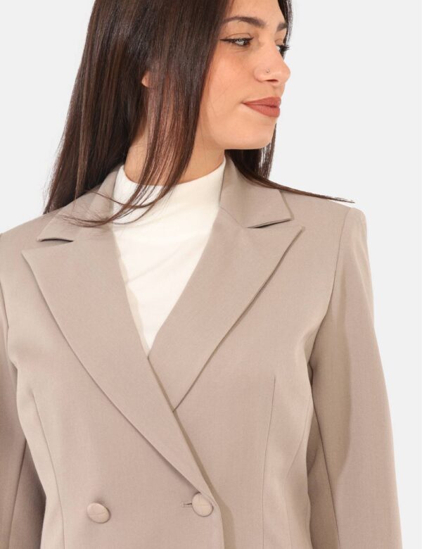 Blazer Materica Grigio - Blazer classico in total grigio tortora, con fake tasche a taglio. La vestibilità è morbida e prati