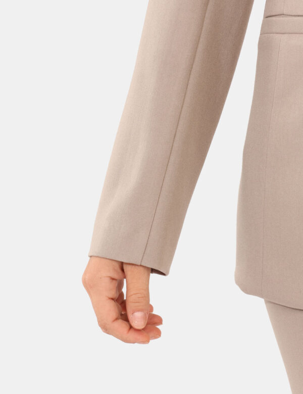 Blazer Materica Grigio - Blazer classico in total grigio tortora, con fake tasche a taglio. La vestibilità è morbida e prati