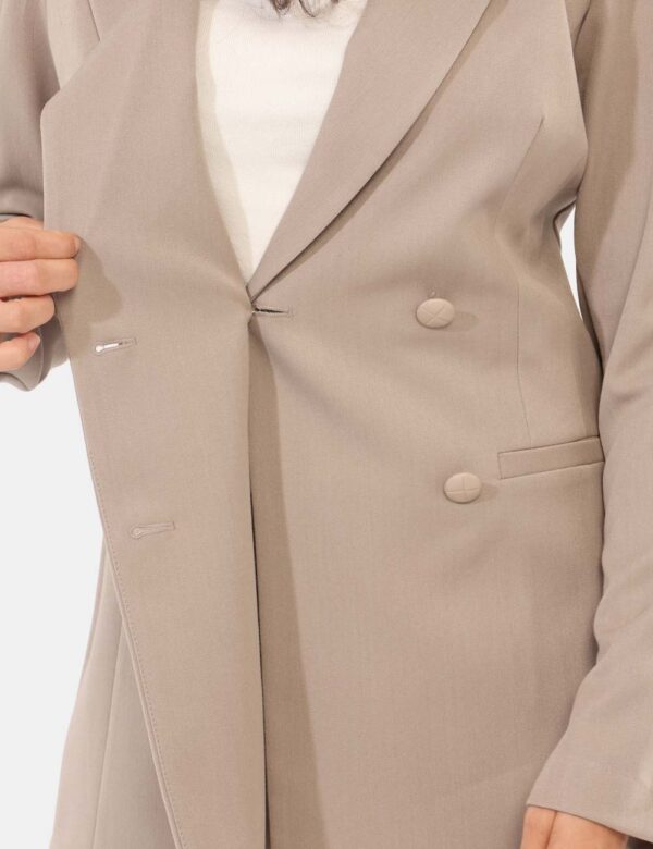Blazer Materica Grigio - Blazer classico in total grigio tortora, con fake tasche a taglio. La vestibilità è morbida e prati