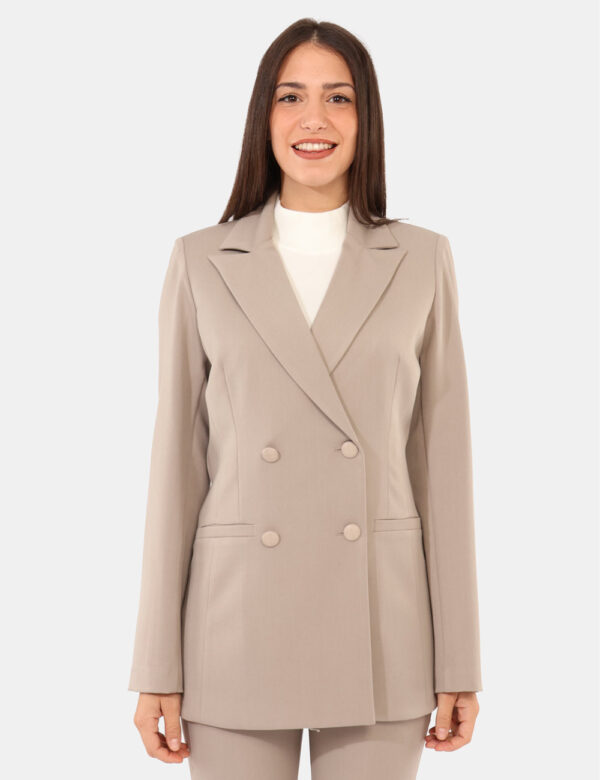 Blazer Materica Grigio - Blazer classico in total grigio tortora, con fake tasche a taglio. La vestibilità è morbida e prati