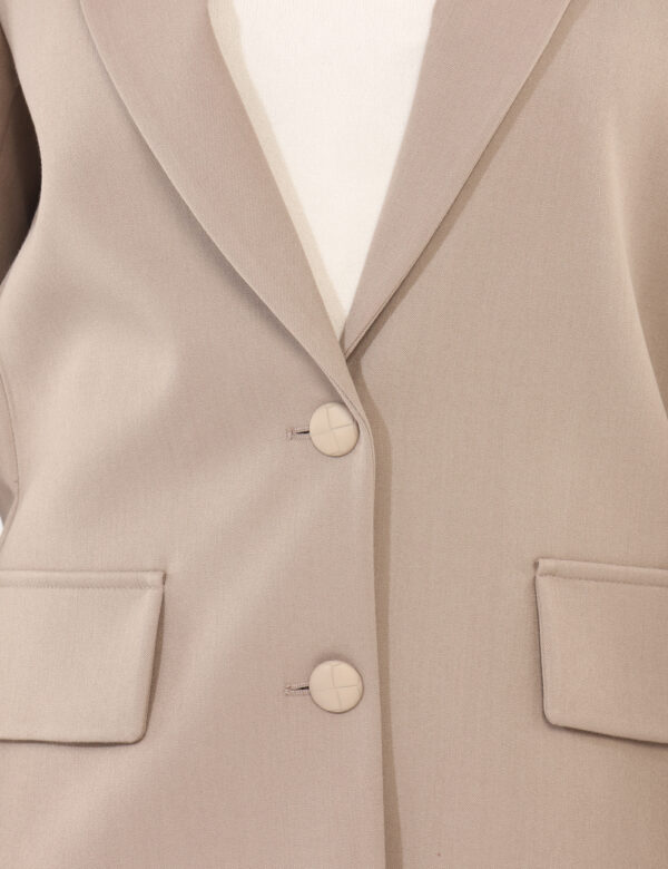 Blazer Materica Grigio - Blazer classico in total grigio tortora, con fake tasche a taglio. La vestibilità è morbida e prati