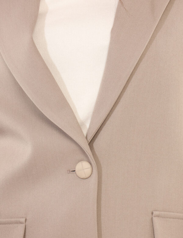 Blazer Materica Grigio - Blazer classico in total grigio tortora, con fake tasche a taglio. La vestibilità è morbida e prati