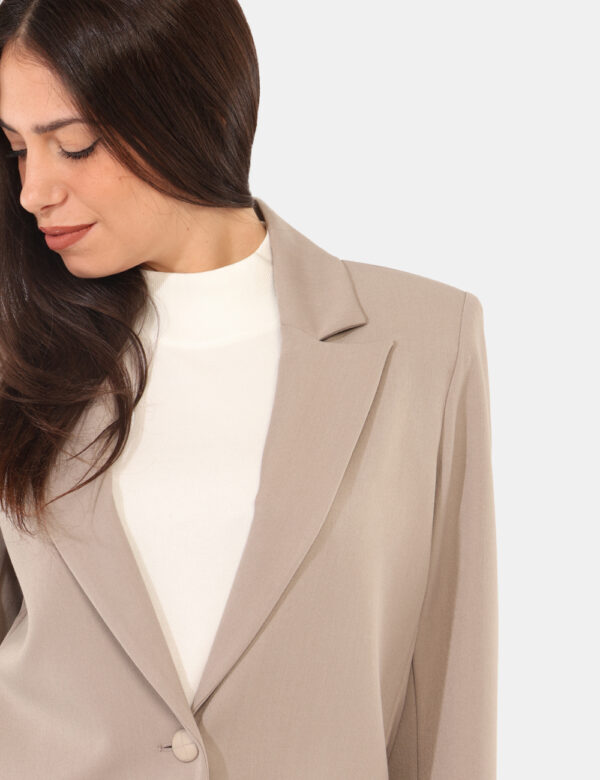 Blazer Materica Grigio - Blazer classico in total grigio tortora, con fake tasche a taglio. La vestibilità è morbida e prati