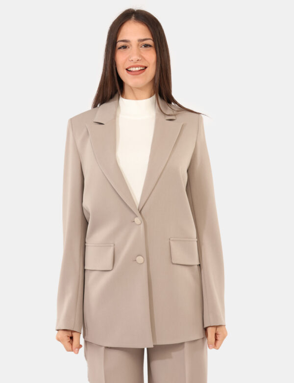 Blazer Materica Grigio - Blazer classico in total grigio tortora, con fake tasche a taglio. La vestibilità è morbida e prati