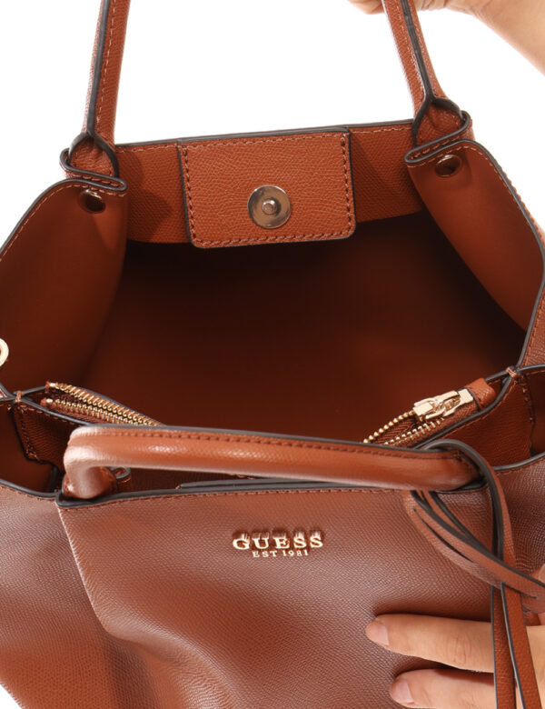Borsa Guess Marrone - L’articolo appartiene al campionario esclusivo di stagione: pezzo unico.Cod. art. HWBG7898060 FA CAVi