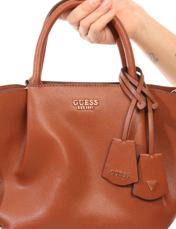 Borsa Guess Marrone - L’articolo appartiene al campionario esclusivo di stagione: pezzo unico.Cod. art. HWBG7898060 FA CAVi