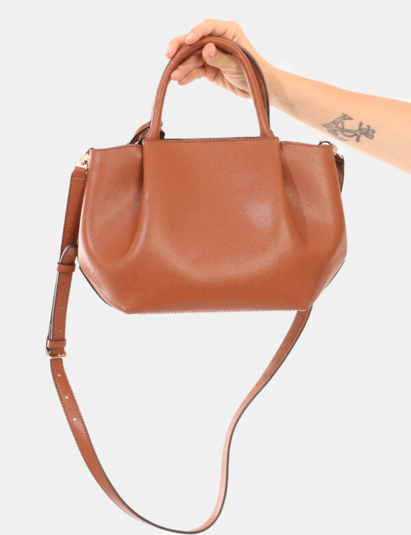 Borsa Guess Marrone - L’articolo appartiene al campionario esclusivo di stagione: pezzo unico.Cod. art. HWBG7898060 FA CAVi