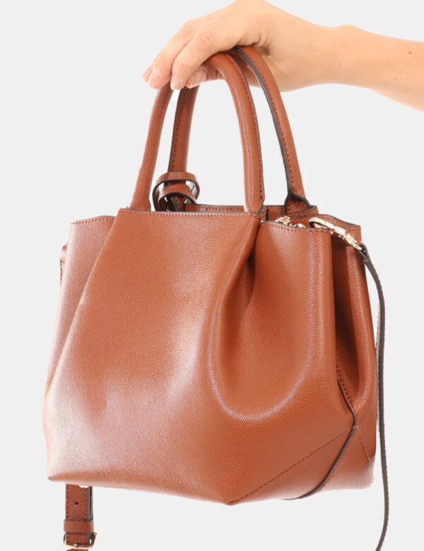 Borsa Guess Marrone - L’articolo appartiene al campionario esclusivo di stagione: pezzo unico.Cod. art. HWBG7898060 FA CAVi