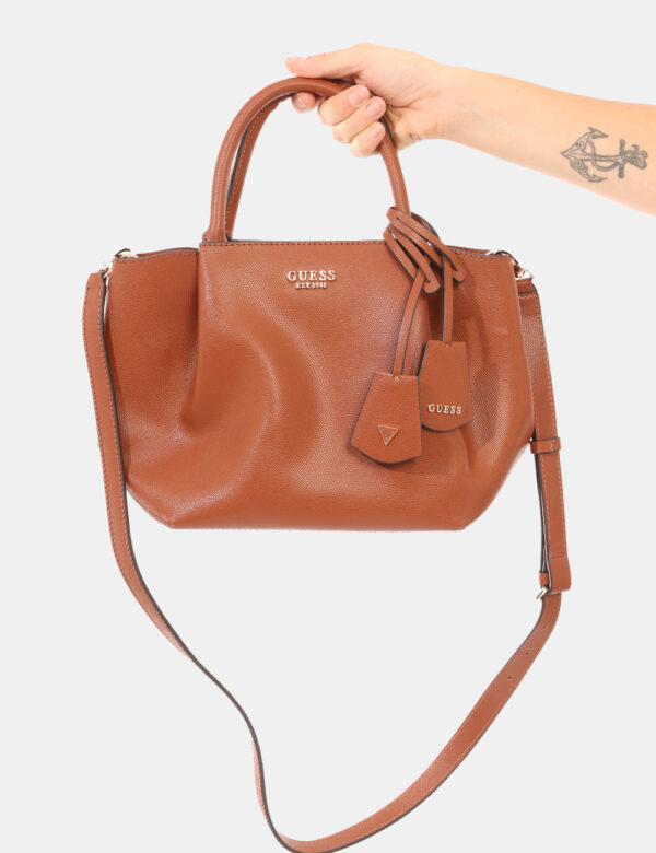 Borsa Guess Marrone - L’articolo appartiene al campionario esclusivo di stagione: pezzo unico.Cod. art. HWBG7898060 FA CAVi