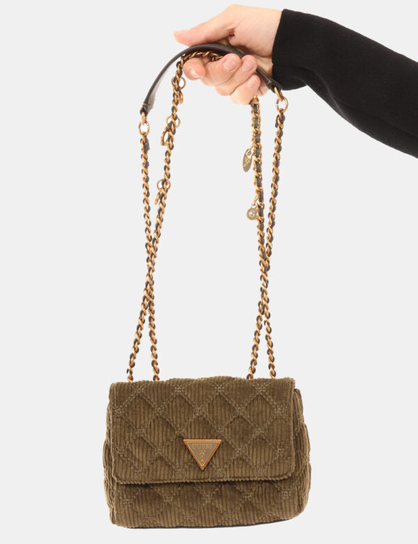 Pochette Guess Verde - L’articolo appartiene al campionario esclusivo di stagione: pezzo unico.Cod. art. HWCB9673740 FA CAVi