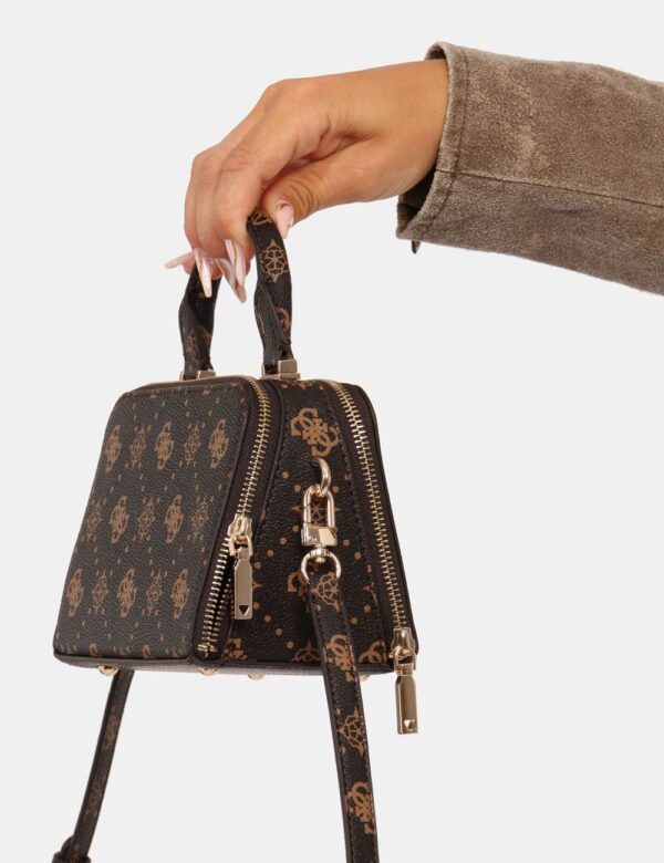 Pochette Guess Marrone - L’articolo appartiene al campionario esclusivo di stagione: pezzo unico.Cod. art. HWGP9890760 MA CA