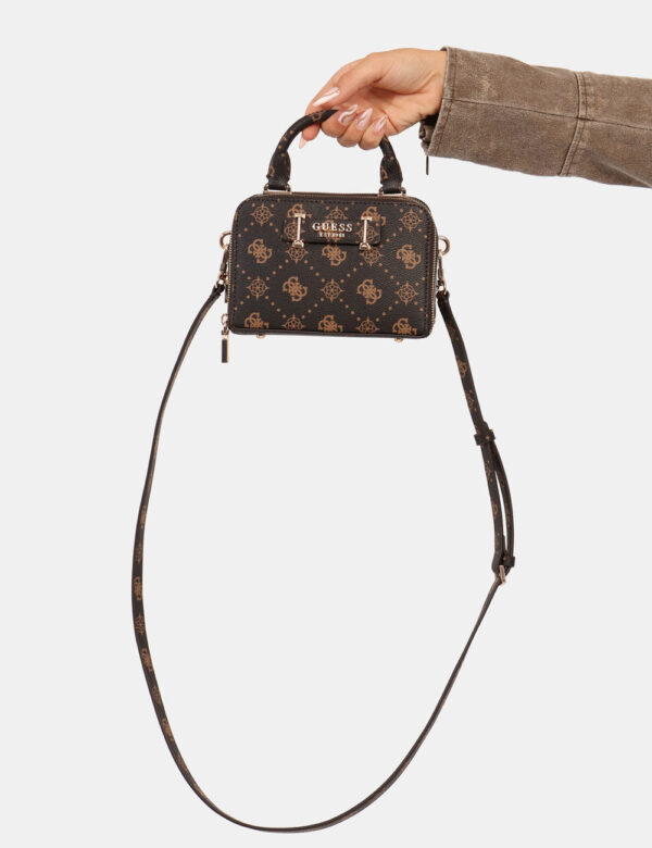 Pochette Guess Marrone - L’articolo appartiene al campionario esclusivo di stagione: pezzo unico.Cod. art. HWGP9890760 MA CA