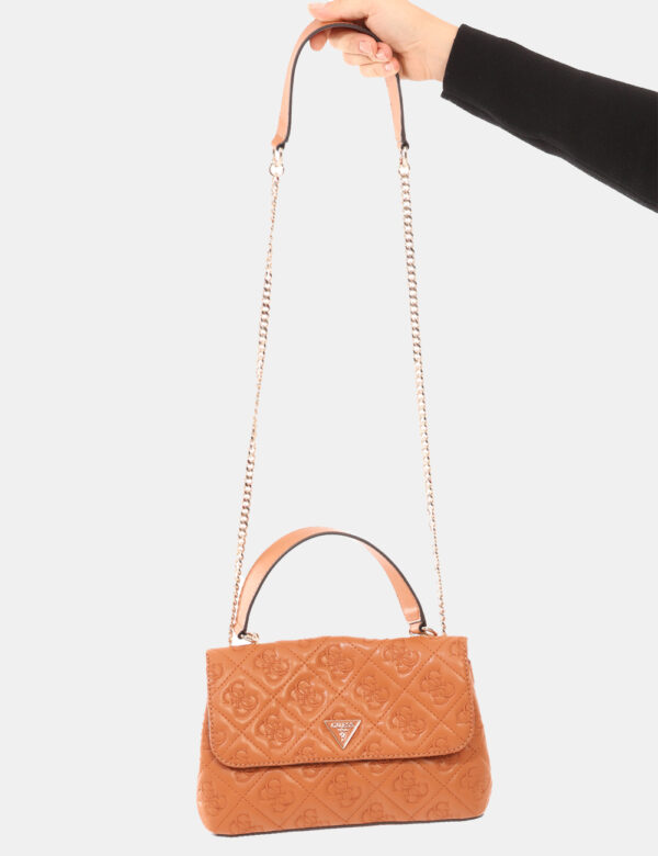 Borsa Guess Marrone - L’articolo appartiene al campionario esclusivo di stagione: pezzo unico.Cod. art. HWQL9658210 FA CAVi