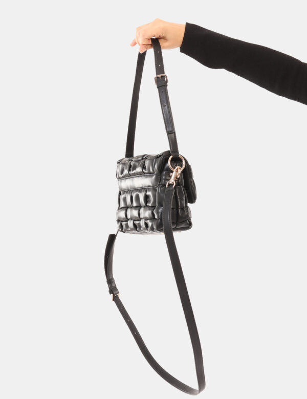 Borsa Guess Nero - L’articolo appartiene al campionario esclusivo di stagione: pezzo unico.Cod. art. HWWG8072190 FA CAVi ric