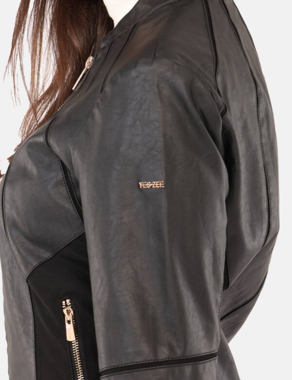 Giacca Yes Zee Nero - Giacca in simil pelle, total nero, con inserti in tessuto, più tasche a taglio trasversale e dettagli