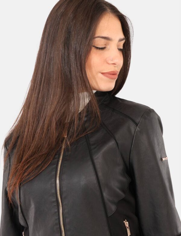 Giacca Yes Zee Nero - Giacca in simil pelle, total nero, con inserti in tessuto, più tasche a taglio trasversale e dettagli