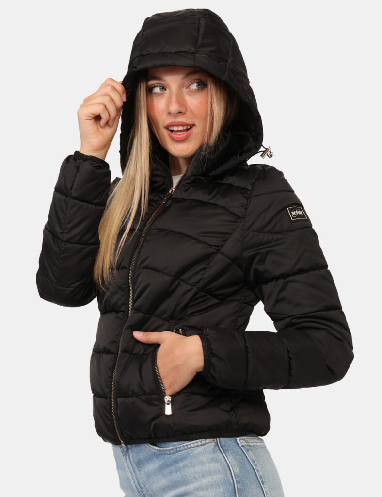 Piumino Yes Zee Nero - Piumino con cappuccio in total nero, con tasche a taglio trasversale e dettagli dorati. La vestibilit