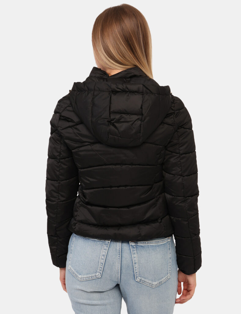 Piumino Yes Zee Nero - Piumino con cappuccio in total nero, con tasche a taglio trasversale e dettagli dorati. La vestibilit