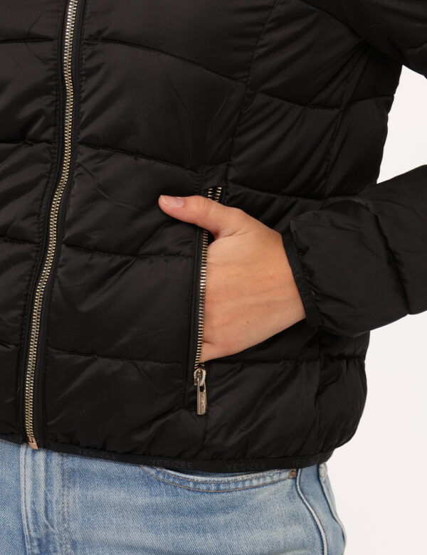 Piumino Yes Zee Nero - Piumino con cappuccio in total nero, con tasche a taglio trasversale e dettagli dorati. La vestibilit