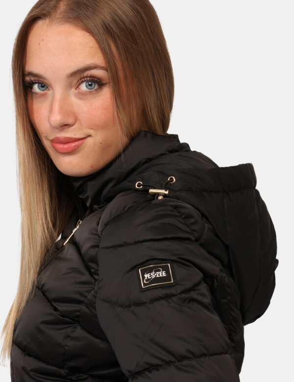 Piumino Yes Zee Nero - Piumino con cappuccio in total nero, con tasche a taglio trasversale e dettagli dorati. La vestibilit