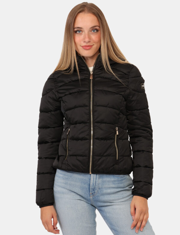 Piumino Yes Zee Nero - Piumino con cappuccio in total nero, con tasche a taglio trasversale e dettagli dorati. La vestibilit
