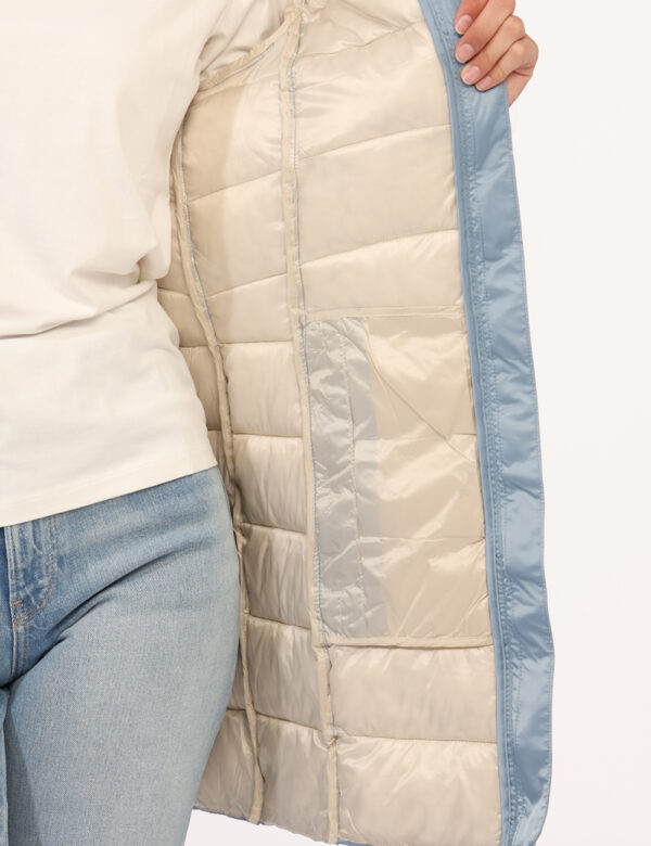 Piumino Yes Zee Azzurro - Piumino con cappuccio in total azzurro, con tasche a taglio trasversale e dettagli dorati. La vest