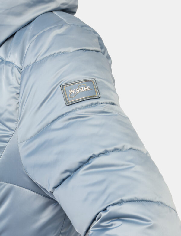 Piumino Yes Zee Azzurro - Piumino con cappuccio in total azzurro, con tasche a taglio trasversale e dettagli dorati. La vest