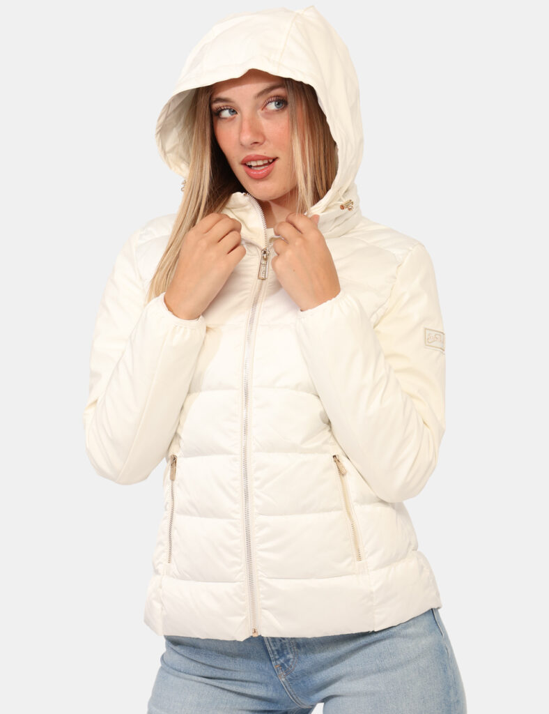 Piumino Yes Zee Bianco - Piumino con cappuccio in total bianco avorio, con tasche a taglio trasversale e dettagli dorati. La